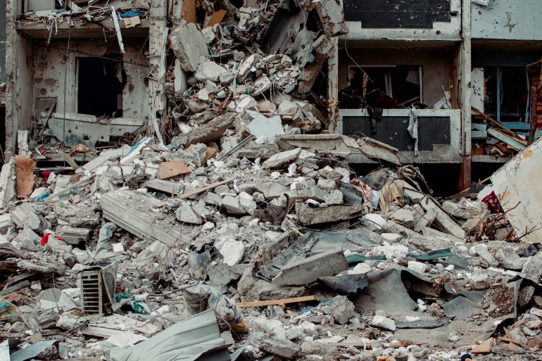 Una vista de los escombros de un edificio residencial dañado por los bombardeos, en Chernihiv, Ucrania