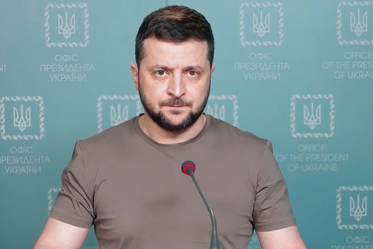 En esta captura de video proporcionada por la Oficina de Prensa Presidencial de Ucrania, el presidente ucraniano Volodymyr Zelenskyy habla desde Kiev, Ucrania.