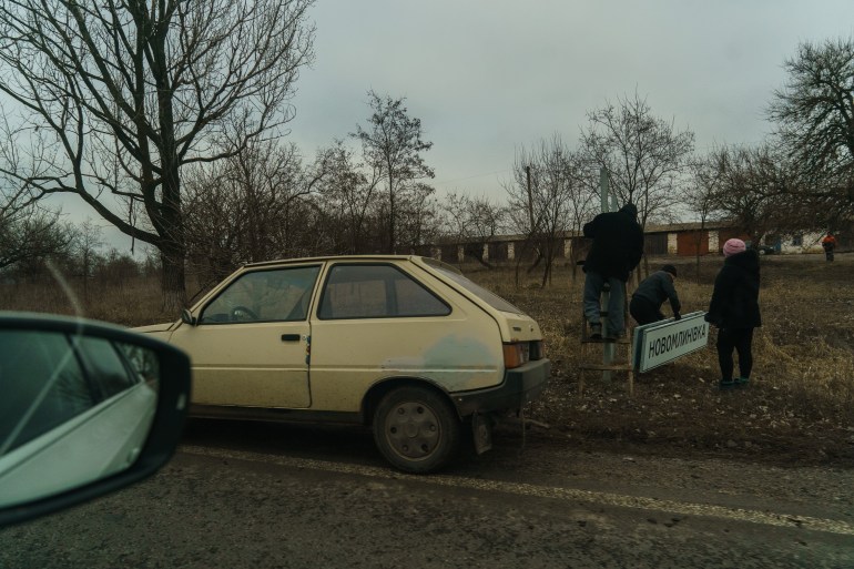 Ukranians taking of road signs. Fen 27, 2022.