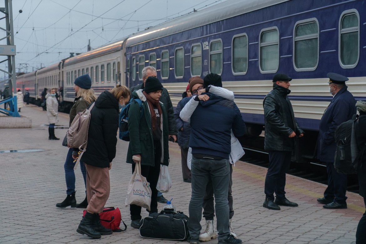 People leaving from Mariupol train station to Kyiv