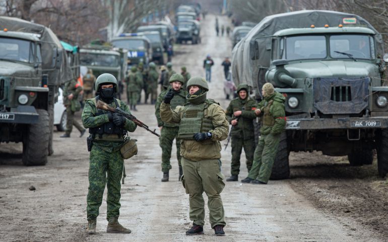 Separatistas prorrusos, con uniformes sin insignias, se reúnen en el asentamiento controlado por los separatistas de Mykolaivka (Nikolaevka) y Bugas en la región de Donetsk (RPD) de Ucrania el 1 de marzo de 2022.