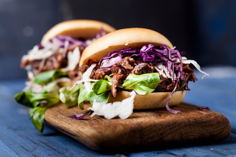 Vegan Pulled-"Beef"-Jackfruit-Burger with red cabbage, white cabbage, lamb's lettuce
