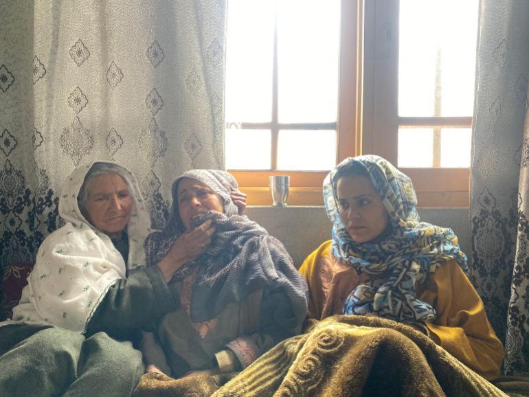 Rafiya's mother and sister at their home in Sadrabal area of ​​Srinagar, the main city of Kashmir.