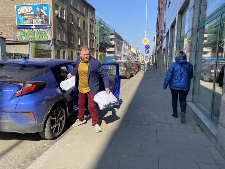 Krzysztof Chawrona, founder of Nidaros in picks up clean bed sheets for his shelter1