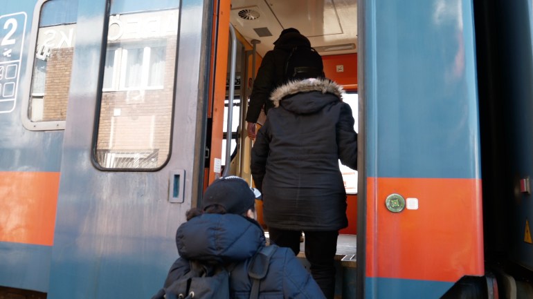 Estudiantes marroquíes abordan tren rumbo a Budapest