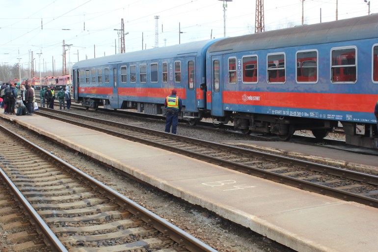 Un tren llega desde Chop, Ucrania a Zahony, Hungría con refugiados