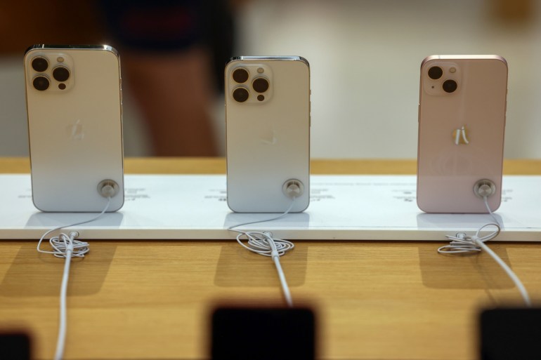 Una pantalla de teléfonos inteligentes iPhone 13 en la tienda Apple Inc. en Regent Street en Londres, Reino Unido