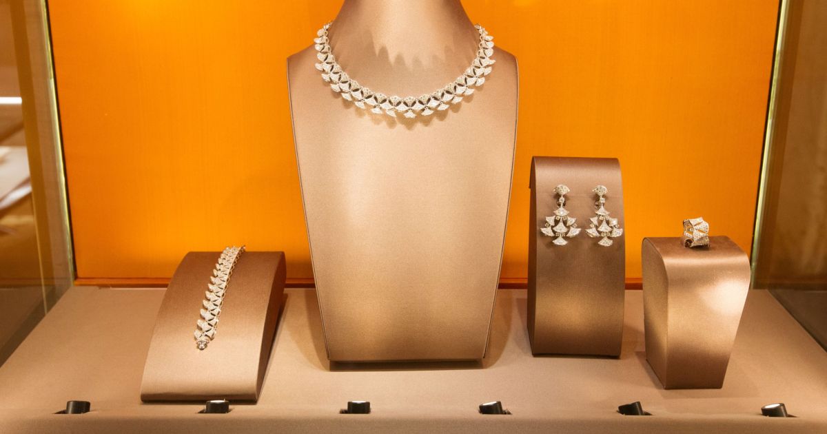 Rich Russians turn to luxury jewellery, watches to shield savings | Russia-Ukraine war News