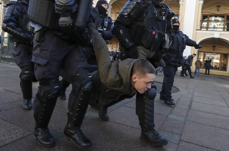La policía rusa detiene a un participante en una manifestación no autorizada contra la operación especial rusa en Ucrania, en San Petersburgo.