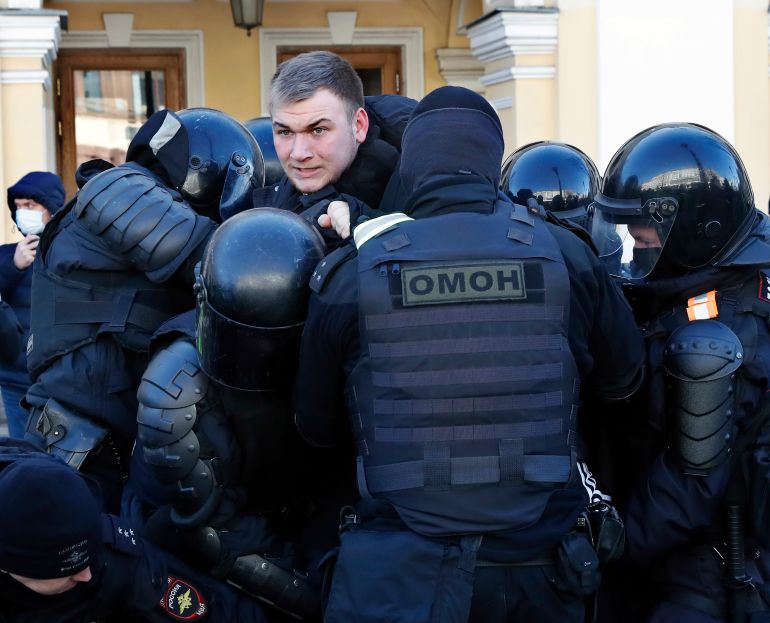 Los policías rusos arrestan a un participante en una manifestación no autorizada contra 