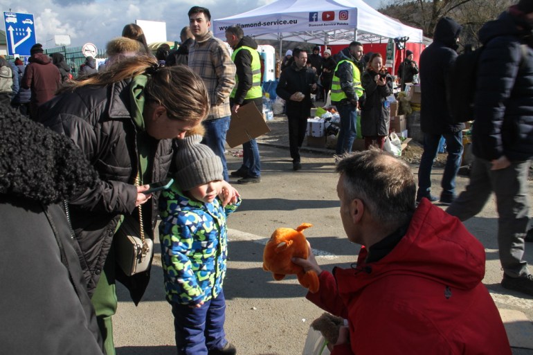 Jarosław Parzynski, mayor of Sierpc in central Poland, gives toys to Ukrainian children at the border crossing in Kroscienko Agnieszka Pikulicka-Wilczewska