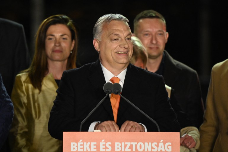 Il 3 aprile 2022 il primo ministro ungherese Viktor Orban festeggia sul palco con i membri del partito Fidesz nella loro base elettorale, l'edificio 