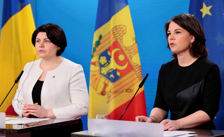 Moldovan Prime Minister Natalia Gavrilita (L) and German Foreign Minister Annalena Baerbock address a press conference