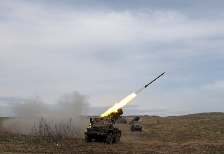 Un lanzacohetes múltiple ucraniano bombardea la posición de las tropas rusas, cerca de Lugansk, en la región de Donbass, Ucrania.
