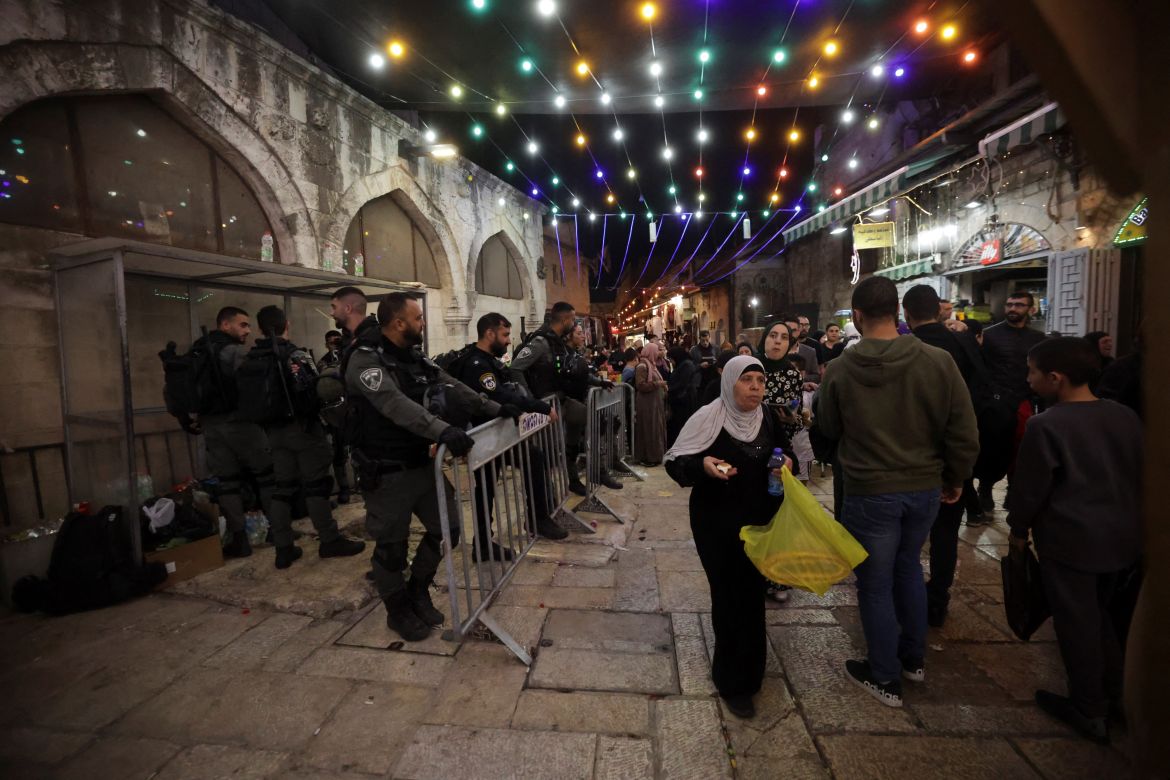 Israeli security forces controll Palestinian devotees