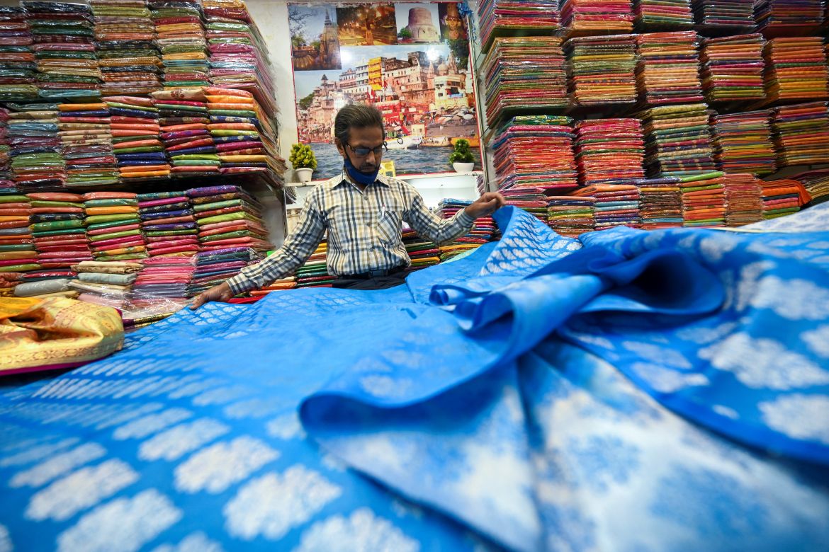 Photos: Weavers of India's famous Banarasi sari are struggling | Business  and Economy News | Al Jazeera