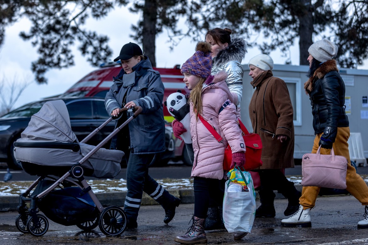 Ukrainian refugees arrive in Romania