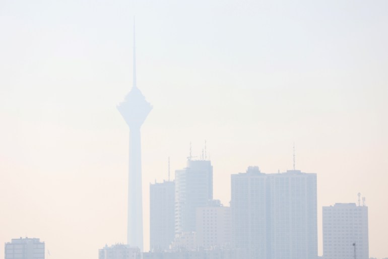 O vedere generală a Turnului Milad în urma creșterii poluării aerului din Teheran, Iran