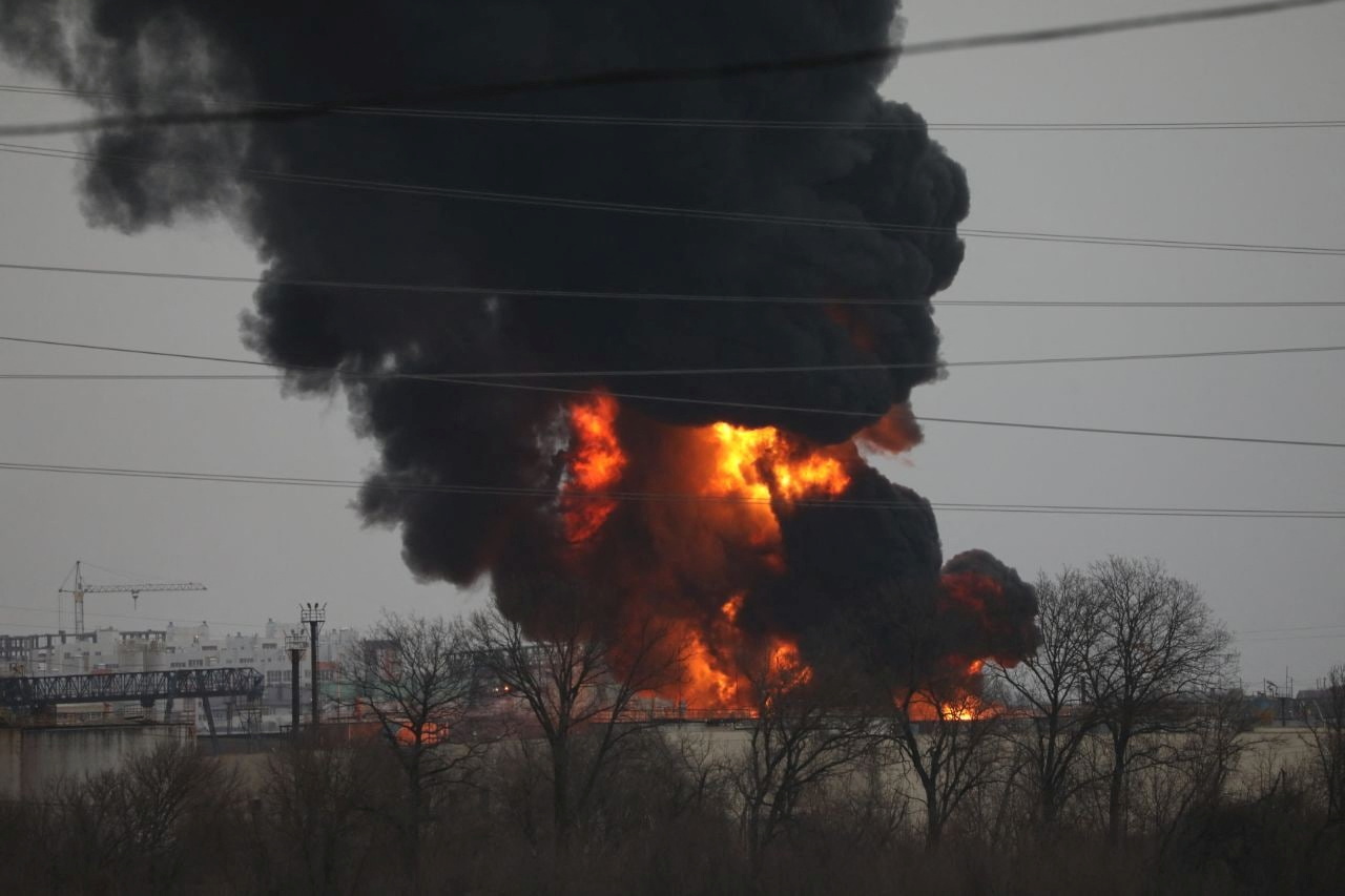 La Russia sostiene che elicotteri ucraini hanno colpito il deposito di carburante di Belgorod