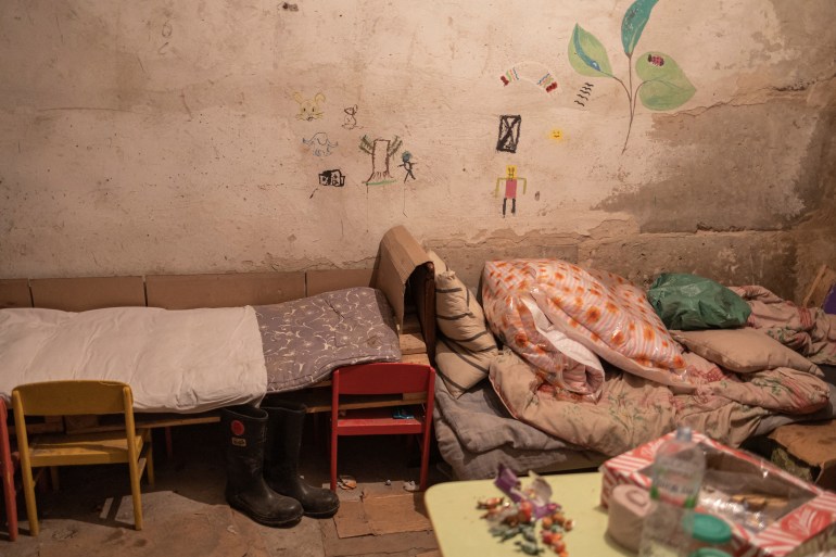 Si vedono letti improvvisati all'interno del seminterrato di una scuola nel villaggio di Yahidne
