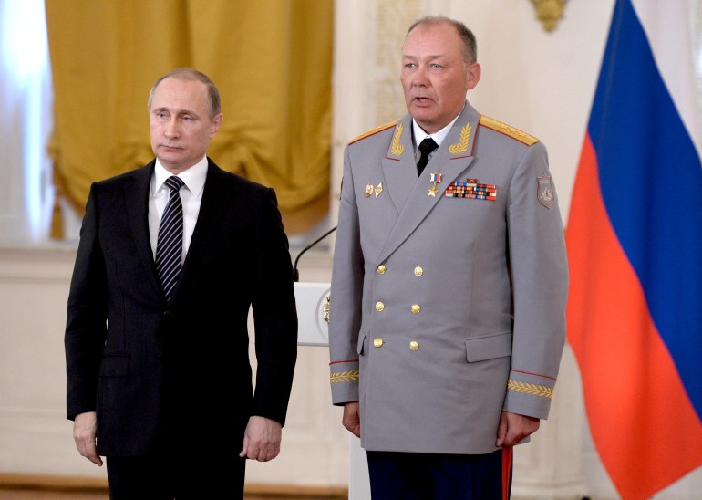 Russian President Vladimir Putin poses for a picture with first deputy commander of the Central Military district, colonel-general Alexander Dvornikov
