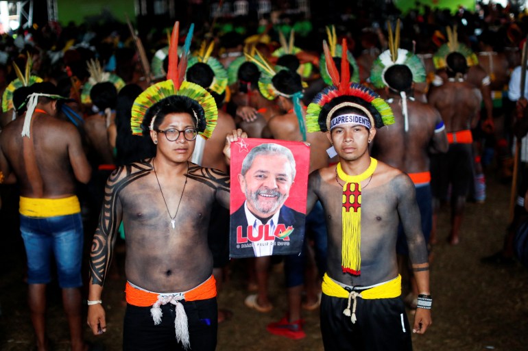 Penduduk asli berkumpul menjelang kunjungan mantan Presiden Brasil Luiz Inacio Lula Da Silva di kamp Free Land, untuk menyatakan dukungan atas klaim mereka, di Brasilia, Brasil.
