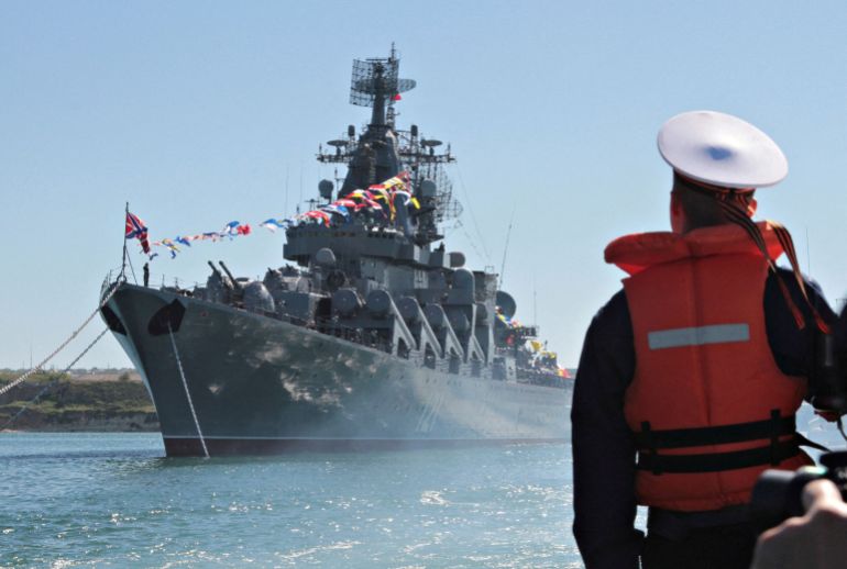 Un marinero mira al Moskva cuando estaba amarrado en Sebastopol