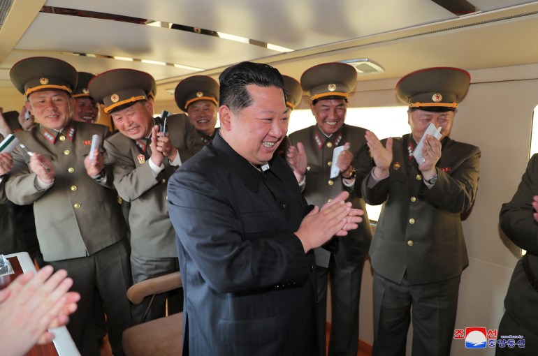 Pemimpin Korea Utara Kim Jong Un bereaksi selama uji coba senjata berpemandu taktis tipe baru