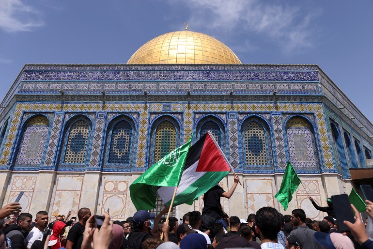 Des Palestiniens protestent contre l'enceinte qui abrite la mosquée Al-Aqsa.