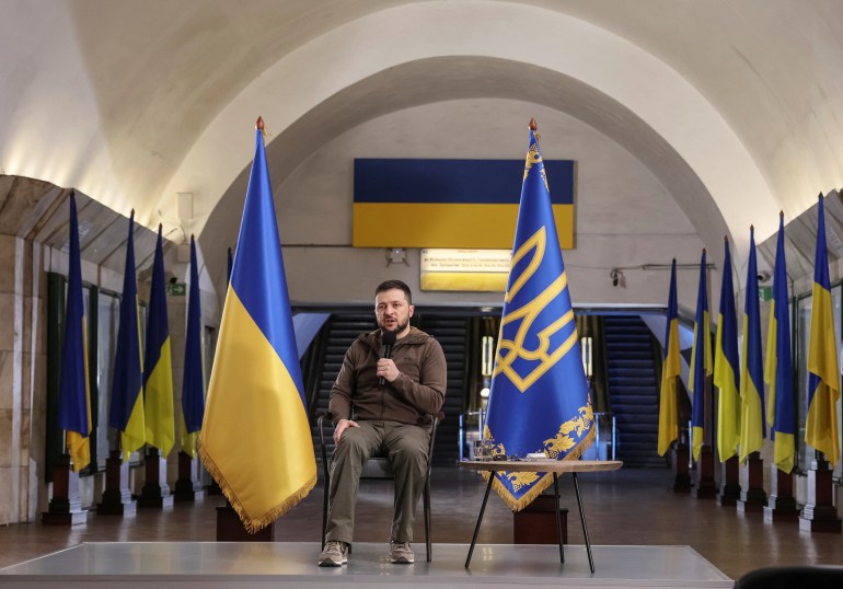 El presidente de Ucrania, Volodymyr Zelenskyy, asiste a una conferencia de prensa en una estación de metro en Kiev.