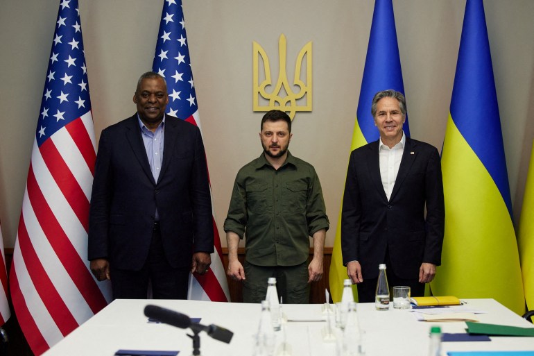 El presidente de Ucrania, Volodymyr Zelenskiy, posa para una foto con el secretario de Estado de EE. UU., Antony Blinken, y el secretario de Defensa de EE. UU., Lloyd Austin, antes de una reunión, mientras continúa el ataque ruso contra Ucrania, en Kiev, Ucrania.