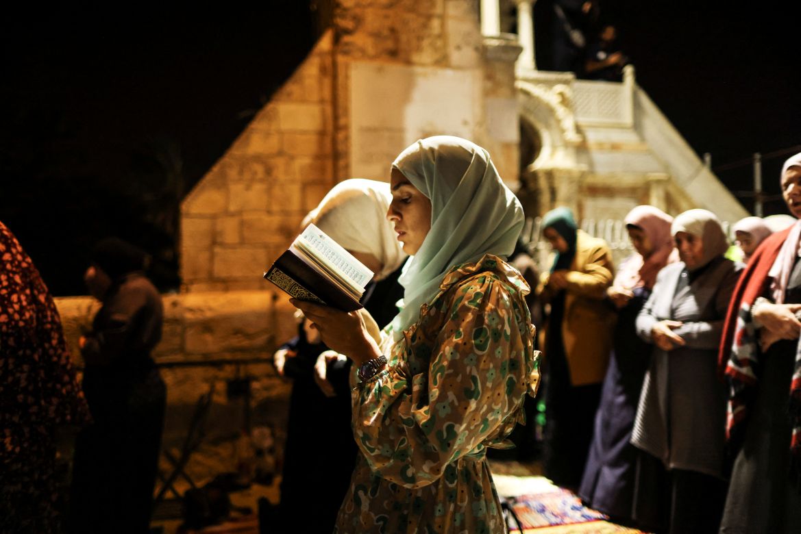 Palestinians pray on Laylat al-Qadr