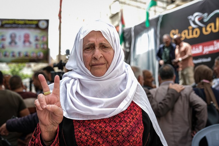 Um Ibrahim Baroud, 82 tahun, ibu dari tahanan yang dibebaskan Ibrahim Baroud, yang dibebaskan pada April 2013 setelah menghabiskan 27 tahun di penjara Israel.
