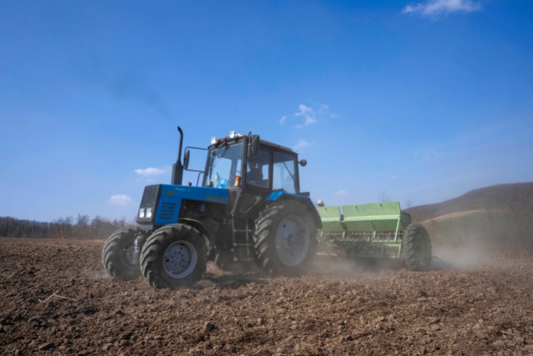 Tractor en un campo de trigo en Ucrania