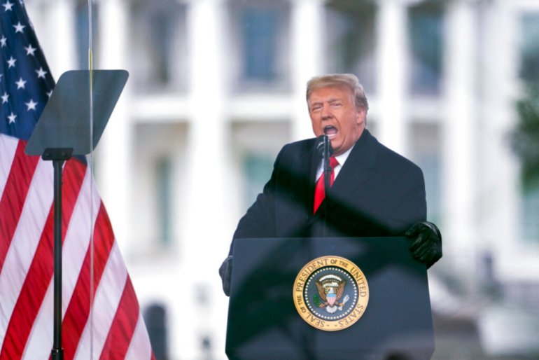 President Donald Trump spreekt tijdens een protestbijeenkomst tegen Joe Biden's Electoral College-certificering als president in Washington op 6 januari 2021.