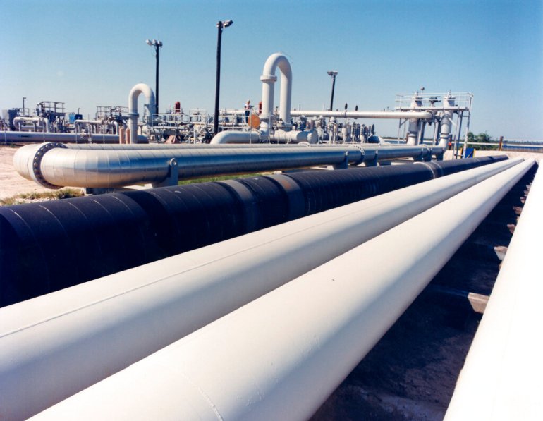 Una foto non datata fornita dal Dipartimento dell'Energia mostra i tubi del petrolio greggio nel sito di Bryan Mound vicino a Freeport, in Texas. 