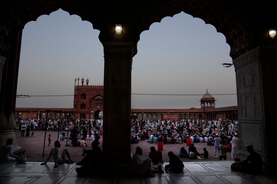 Indian Muslims wait to break their fast