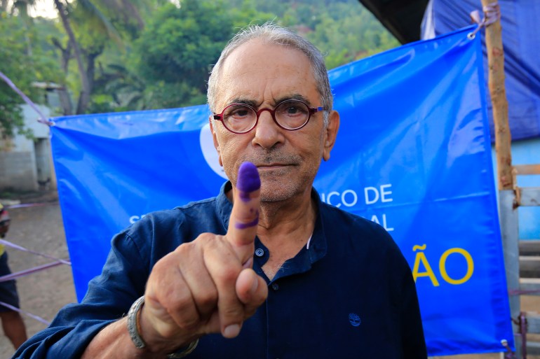 Jose Ramos-Horta displays his inked finger after voting in the second round of East Timor's presidential election.