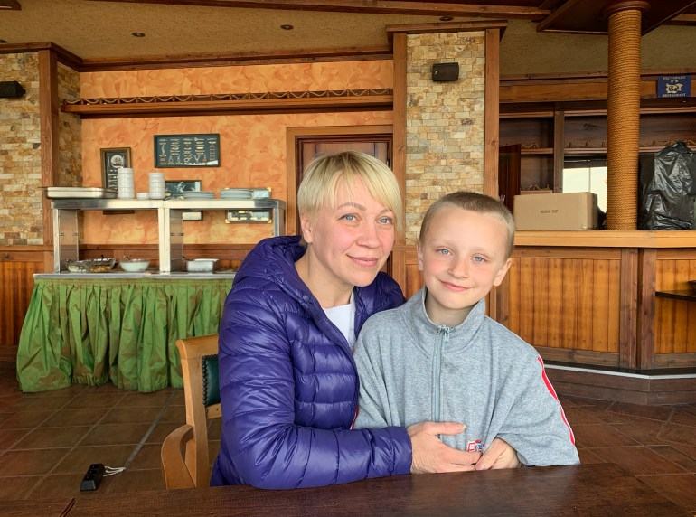 Svetlana Gololobova con su hijo de 7 años de Borodyanka, Ucrania, en el comedor del Sunny Bay Hotel. [Antoaneta Roussi/Al Jazeera]