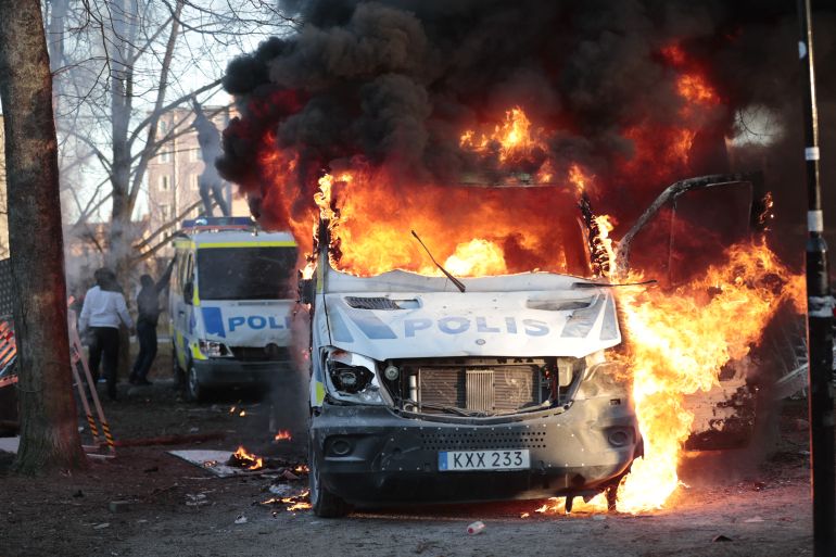 olice vans are on fire during a counter-protest in the park Sveaparken in Orebro, south-centre Sweden on April 15, 2022, where Danish far-right party Stram Kurs had permission for a square meeting on Good Friday. - Counter-protesters demonstrating against a rally by the anti-immigration and anti-Islamic Stram Kurs (Hard Line) movement led by Danish-Swedish Rasmus Paludan and their intention to burn a Koran, clashed with police on Friday, leaving four police officers injured, authorities said, the second day running that there had been clashes. (Photo by Kicki NILSSON / TT NEWS AGENCY / AFP) / Sweden OUT