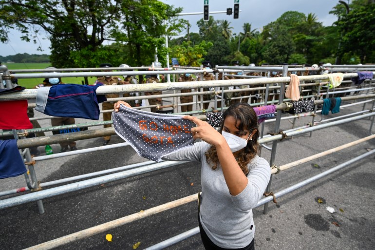 Sri Lanka'daki bir miting sırasında külotlar barikata asıldı.