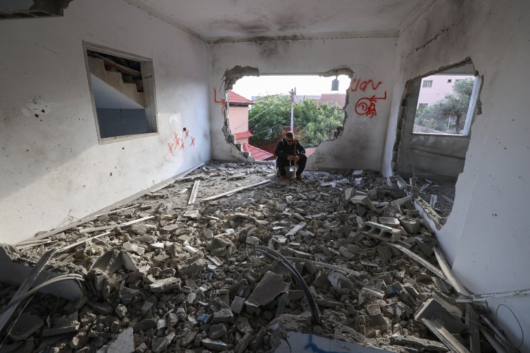 İsrail güvenlik güçleri, 7 Mayıs 2022'nin başlarında, işgal altındaki Batı Şeria'daki parlama noktası Cenin kasabası yakınlarındaki Silat al-Harithiya köyünde, Homesh'in yaban kedisi yerleşim karakolunda İsrailli bir yerleşimciyi öldürmekle suçlanan Omar Jaradat'a ait evi yıkıyor. 16 Aralık.
