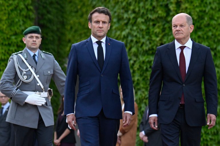 German Chancellor Olaf Scholz (R) and French President Emmanuel Macron in Berlin on May 9, 2022 [Tobias Schwarz/AFP]