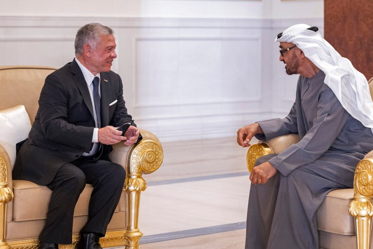 Uma imagem fornecida pelo Ministério de Assuntos Presidenciais dos Emirados Árabes Unidos mostra o rei da Jordânia Abdullah II (E) oferecendo suas condolências ao Sheikh Mohamed bin Zayed al-Nahyan (R)