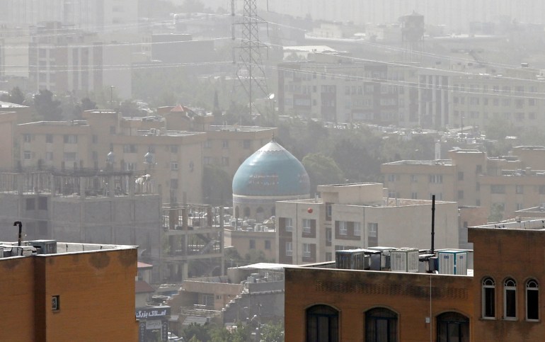 2022 年 5 月 17 日，一场沙尘暴席卷了伊朗首都德黑兰的一座清真寺。 - 伊朗许多省份的政府办公室以及学校和大学宣布关闭，原因是 "不健康的天气" 据官方媒体报道，条件和沙尘暴。