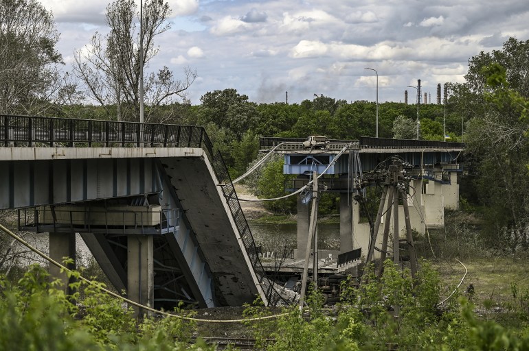 一张照片显示了一座倒塌的桥梁，它连接着乌克兰东部顿巴地区的 Lysychans'k 市和 Severodonetsk 市