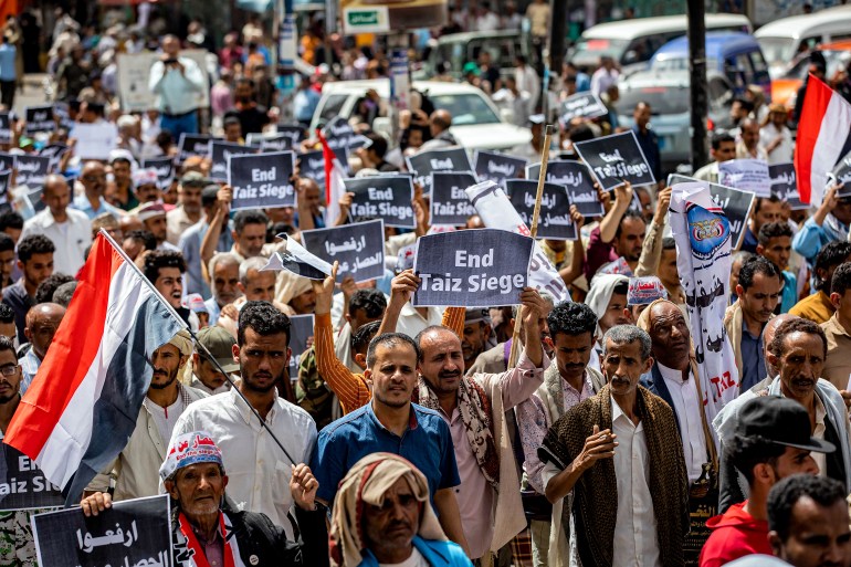 Yemen'in Taiz kentinde insanlar yıllar önce kuşatmaya son verilmesi çağrısında bulunan bir miting için toplandı