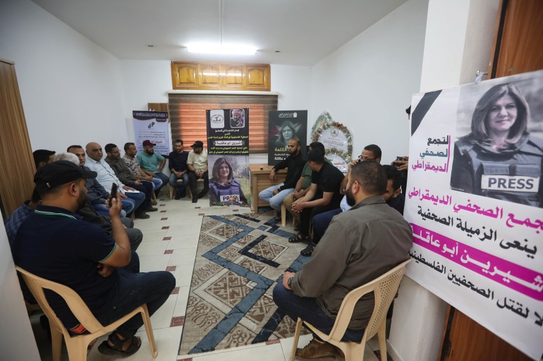 İnsanlar El Cezire'nin Gazze'deki ofisine başsağlığı diledi.