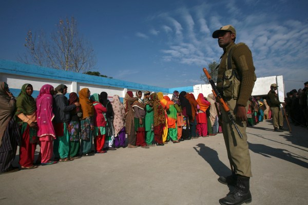 Индия казва, че е готова за избори в Кашмир, докато върховният съд изслушва основанията по член 370