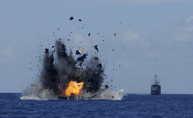 Endonezya donanması, sularında yasadışı olarak avlanan diğer ülkelerden gemileri batırırken alevler ve devasa siyah duman bulutları.